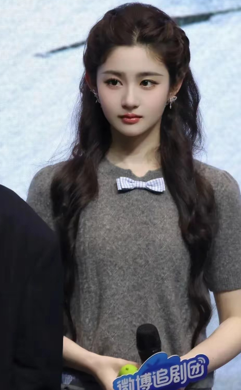 照片中这个女演员真漂亮，才25岁的她，前途一片看好。
说实在的，她的颜值。并不比