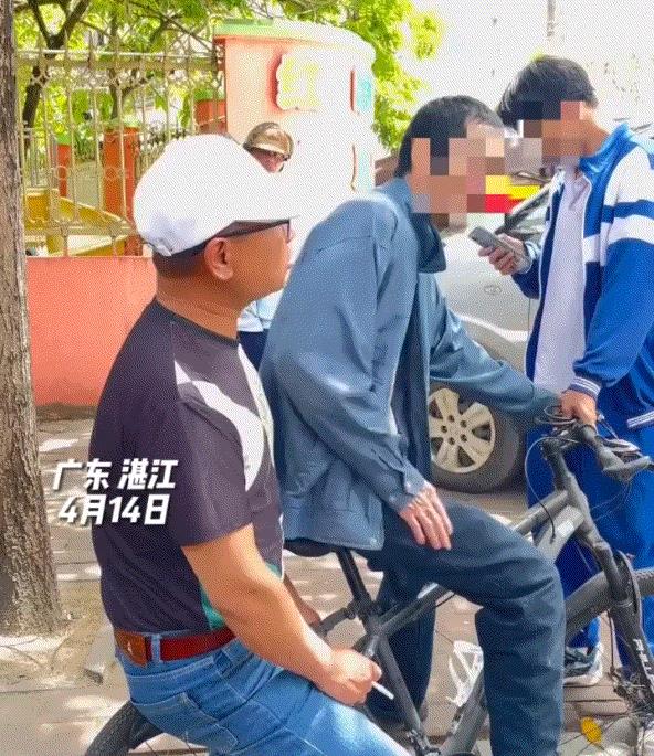 太嚣张了！广东，一大爷偷了学生的自行车，人赃并获后不但不还车，一好心男子坐在车后