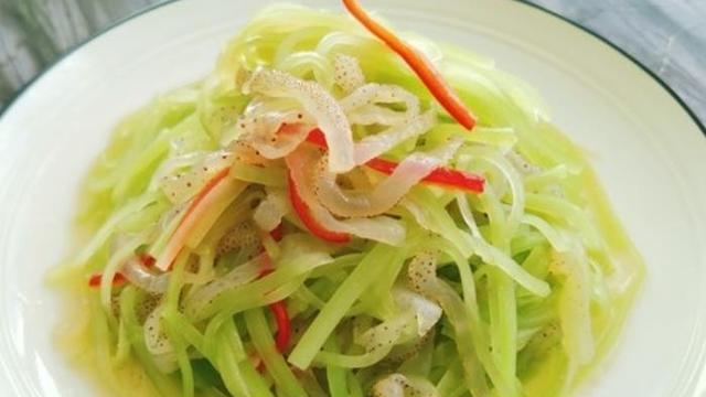 清爽夏日必备：莴笋拌海蜇的独特美味