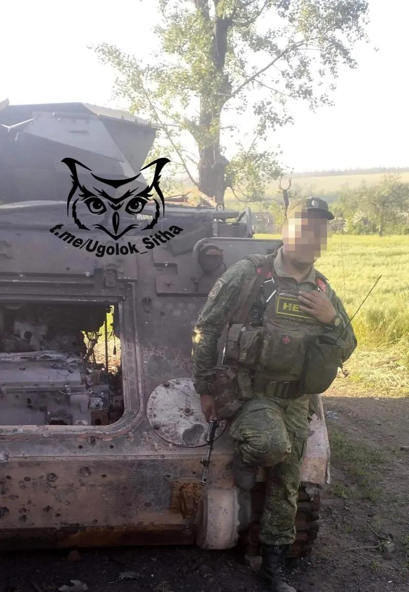 特别军事行动区，俄军士兵与被击毁的乌军装甲车辆合影。