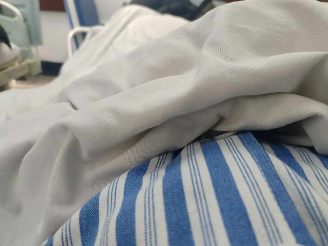 终于可以换掉这身衣服、从这里出去了，但心里仍很沉重。半个月的断更，收入直线下降，