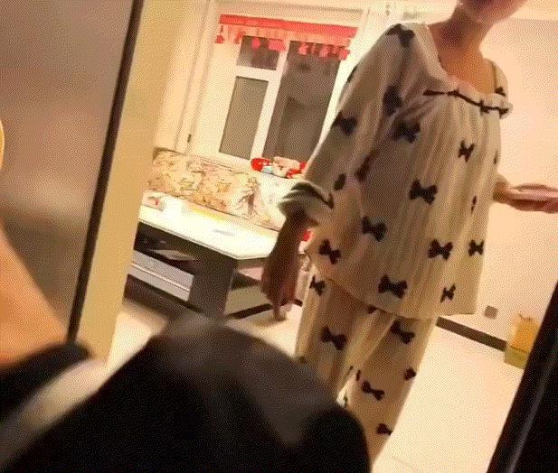 河北一女子家厕所门反锁，遂请开锁匠上门开启。然而，到来的竟是一位10岁男孩。女子