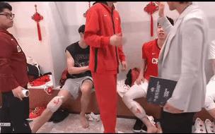 中国男篮战胜了日本男篮，赛后篮协秘书长徐岚来到了更衣室，向中国男篮运动员们表示了