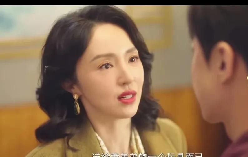 岁月在美人面前总是格外宽容，而爱情从不在意数字的差距。
董璇和张维伊的爱情，便是