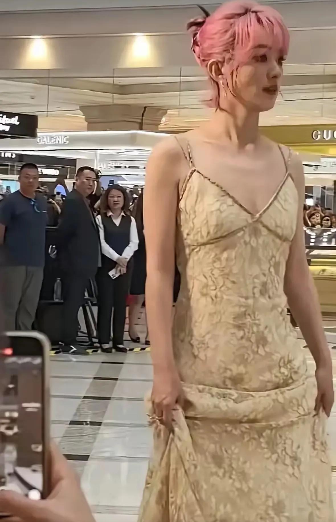 近期，赵丽颖颇为走红，只因一句“算你妹”，就被网友诟病：学历不高，欠缺修养，更没