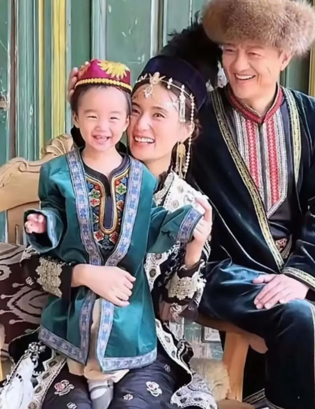 终于明白为啥天后王菲当年会看上李亚鹏了！
别看他做生意一塌糊涂，做啥亏啥！
但是