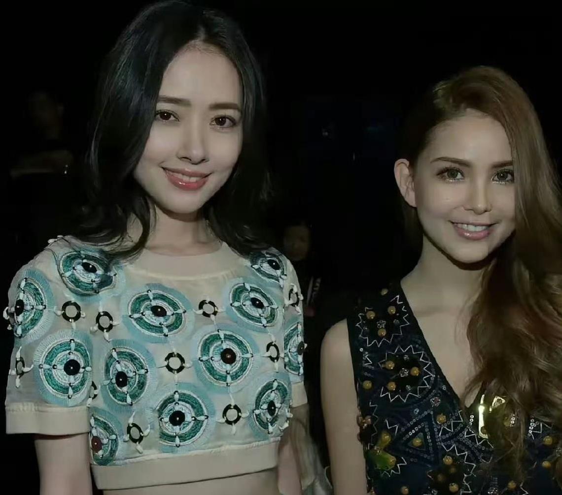郭碧婷这张合照真是绝了，果然“合照杀手”不是白叫的！
她那种美特别松弛，就像随手