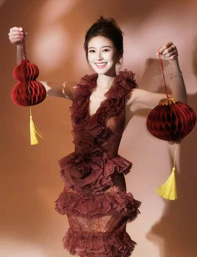 露思笑起来有浅浅的梨涡，甜而不腻