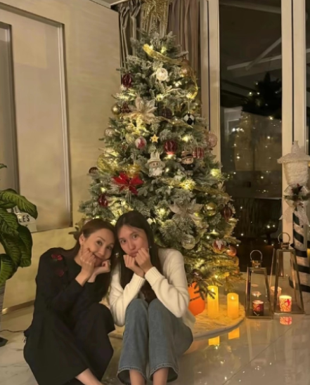 看到香港小姐冠军郭可盈和女儿的合照，属实有点惊到了。