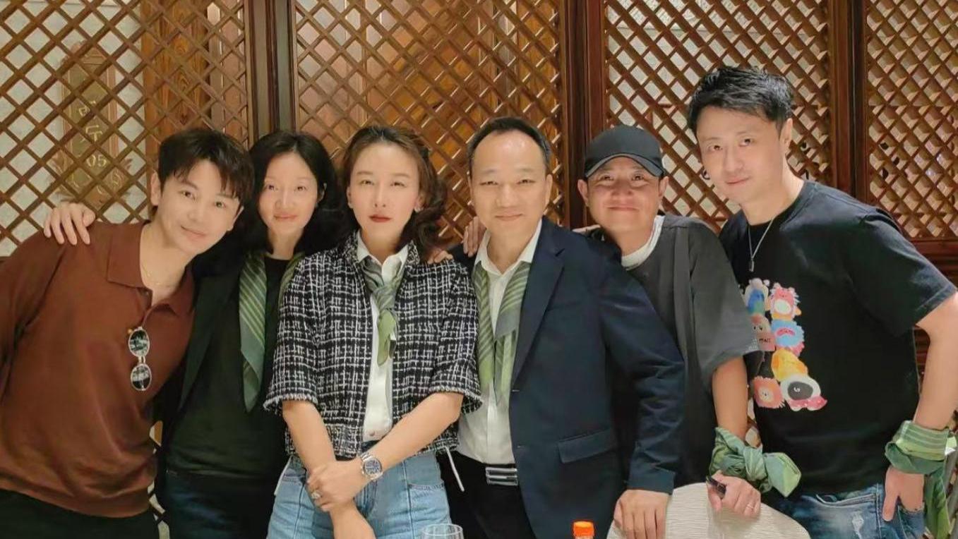 毛俊杰分享中戏校友会照片，文章台上发言做怪表情，沈佳妮素颜亮相