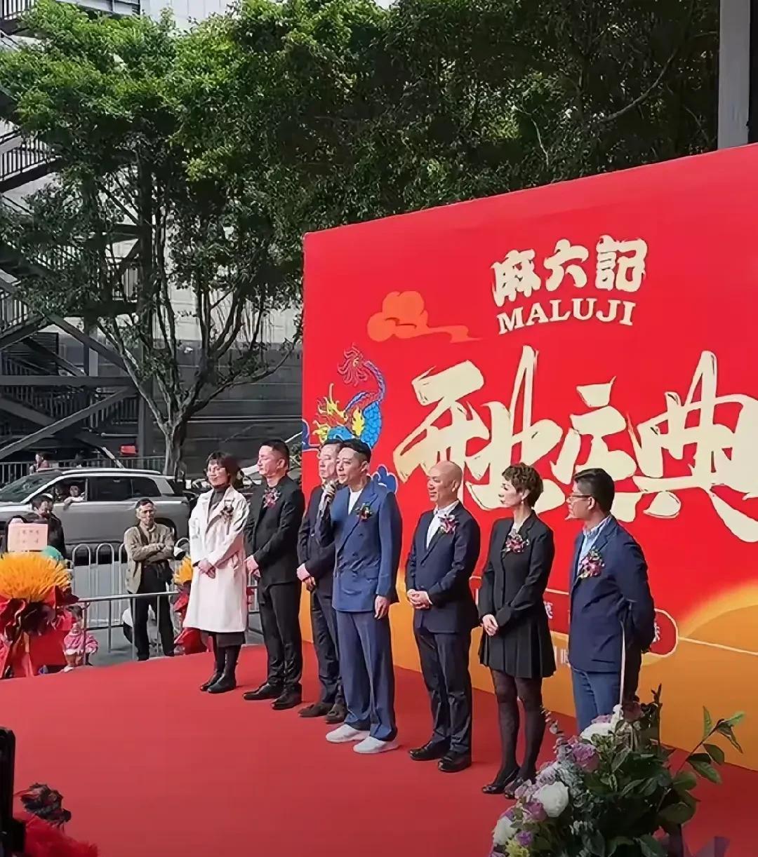 广州麻六记开业，汪小菲现身。
如今，他与张兰都不再被大S那边的事务牵扯精力了。