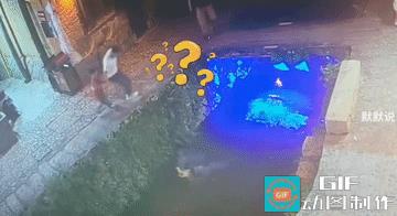 红衣服的小孩子把白衣服的小孩子无缘无故的就推入水池，幸亏水不深，又有大人过来相救