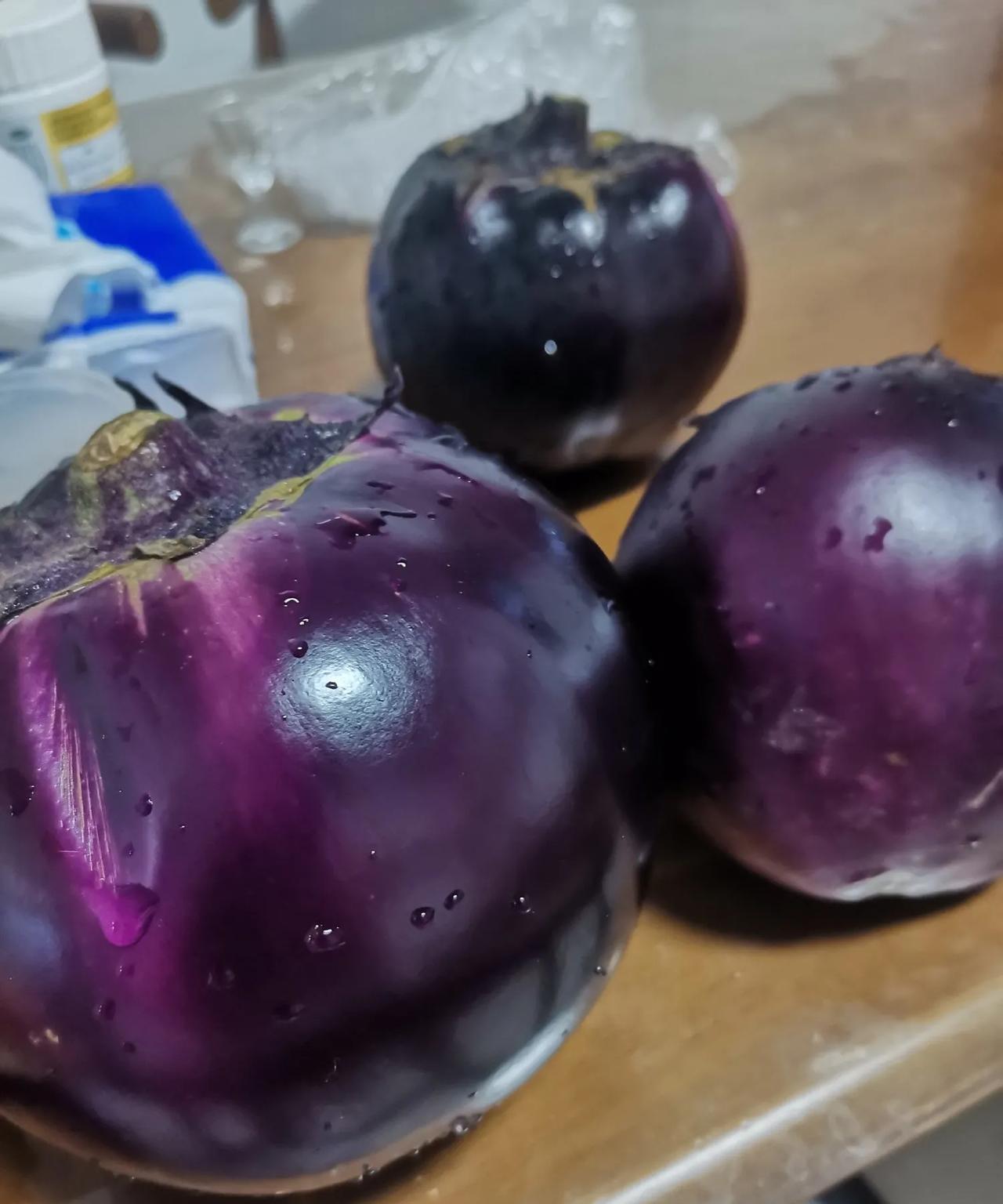 这阵子餐桌上的主菜就是茄子，大丰收啊，菜园里的茄子每天都摘好几个，家里冰箱里堆得