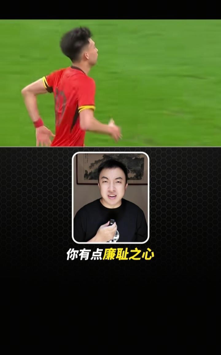 媒体人集体破防爆粗口，U22国足真的把球迷的心都伤透了。
解说员袁甲就可以用怒不