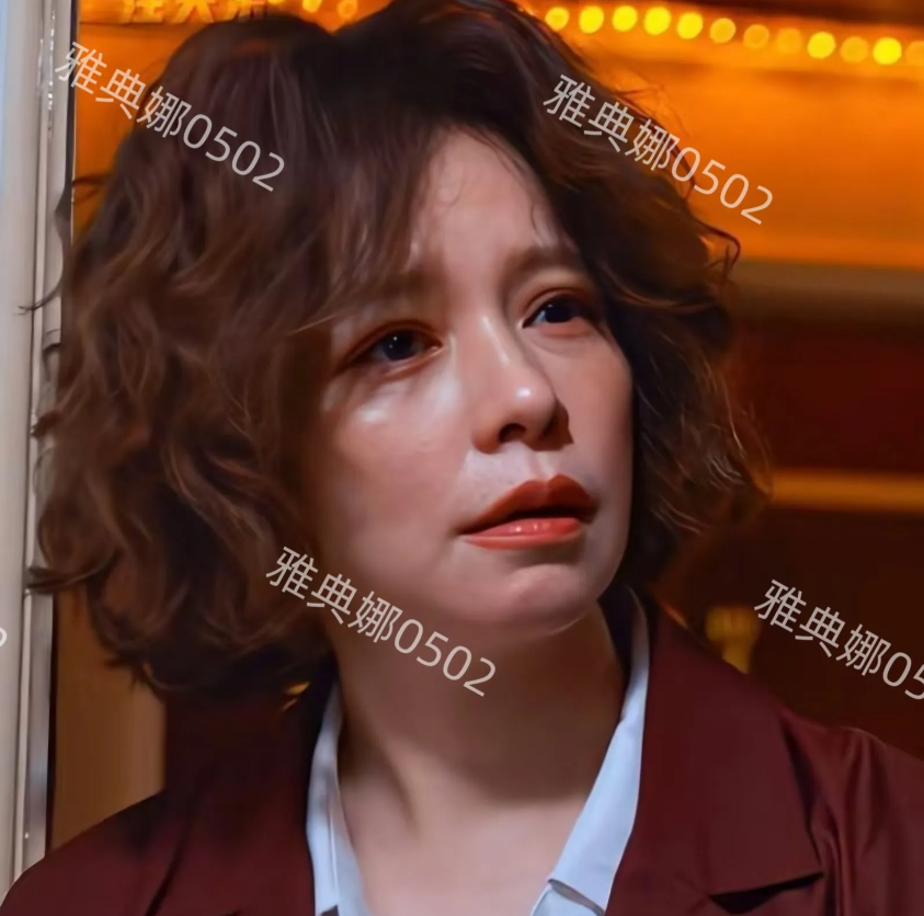 天啊，徐若瑄现在长这样!
49岁的她皮肤松弛皱纹明显嘴角嘴角耷拉眼神疲惫，大浓妆