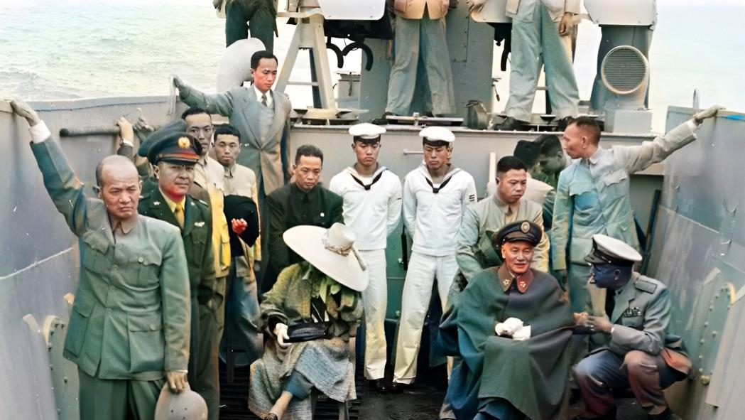 1955年蒋中正夫妇视察马祖，宋美龄风浪中疲惫小憩，卫士护椅，蒋中正专注听报。