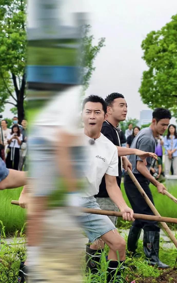 沙溢在《你好时光》体验校草干活，那优美的干活姿势被尼格买提调侃姿势独特，优雅得像