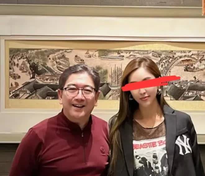 60岁水均益现身加拿大,与美女富婆微笑合影,啤酒肚