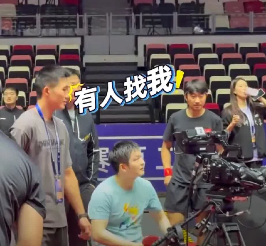 樊振东今日现身厦门乒超联赛场馆进行适应性训练。训练一会后坐在椅子上休息时，深圳大
