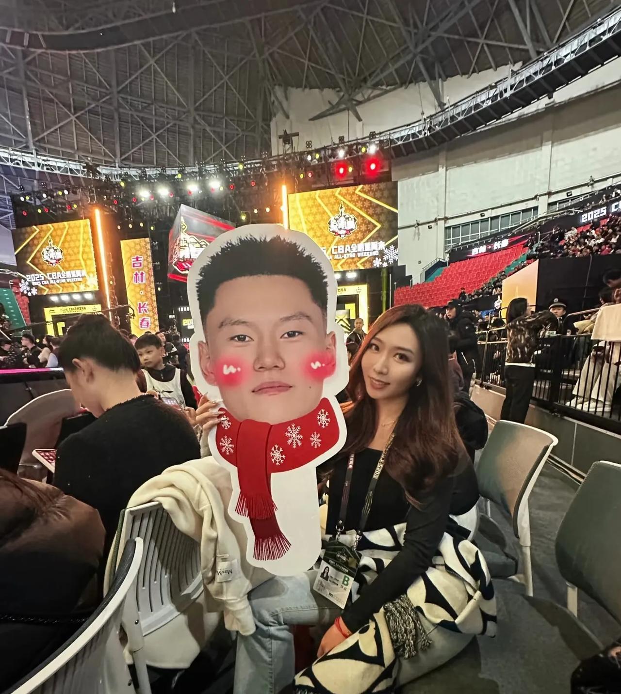上海男篮希望之星李弘权女友曝光！
作为上海男篮水花兄弟双李双子星，李弘权在找女友