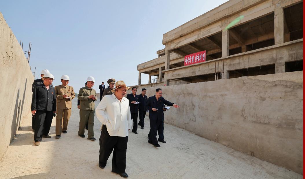金正恩元帅近况照片：视察医院建设工地。具体了解施工进展情况。
时间是6月9日。