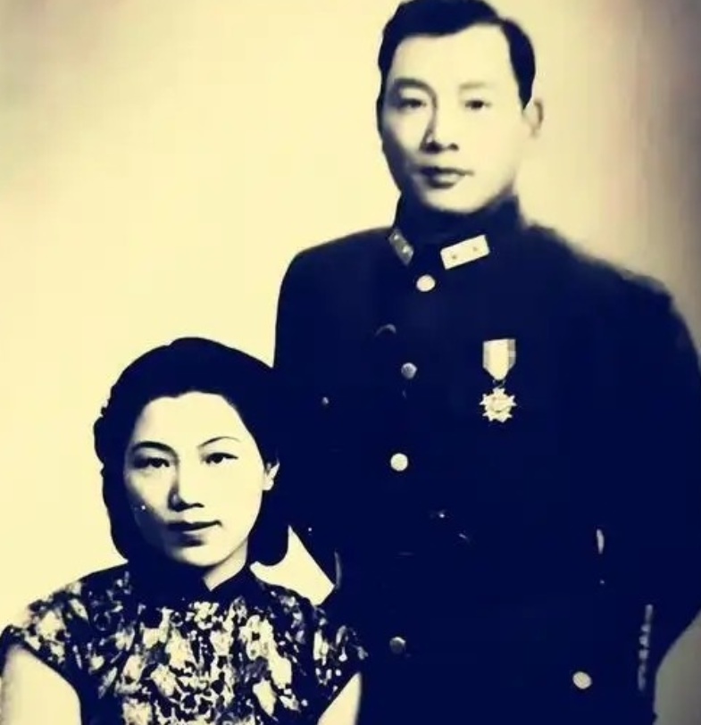 国民党中将宋希濂和冷兰琴结婚后，对这个妻子是又爱又怕。在冷兰琴随军时，宋希濂每天