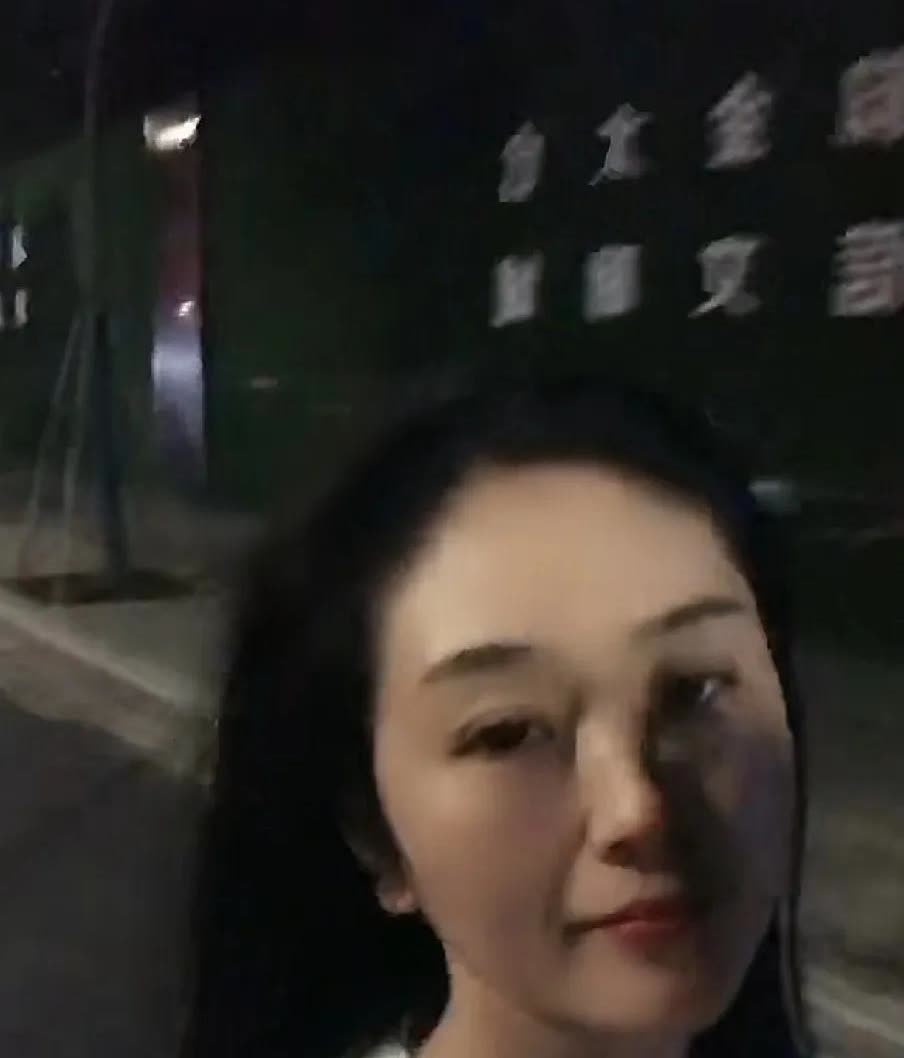 寒门出状元， 桂林扁担高考女孩火了，得到了应有的赞美，但是发现她的这位女子同样善