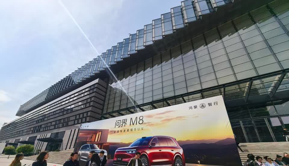 今天发布会要发布的三款车都看到了，问界M8绝对是一款打爆市面上所有SUV的车型。