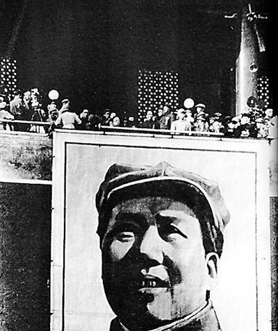 1976年9月8日，毛主席病危，他吃力地握笔写下三道横杠，又敲了三下木床，陪护人
