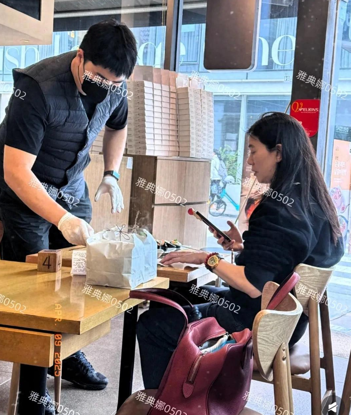 韩国吃饭偶遇袁咏仪她虽然有些发福但美女的底子还在素颜也很年轻