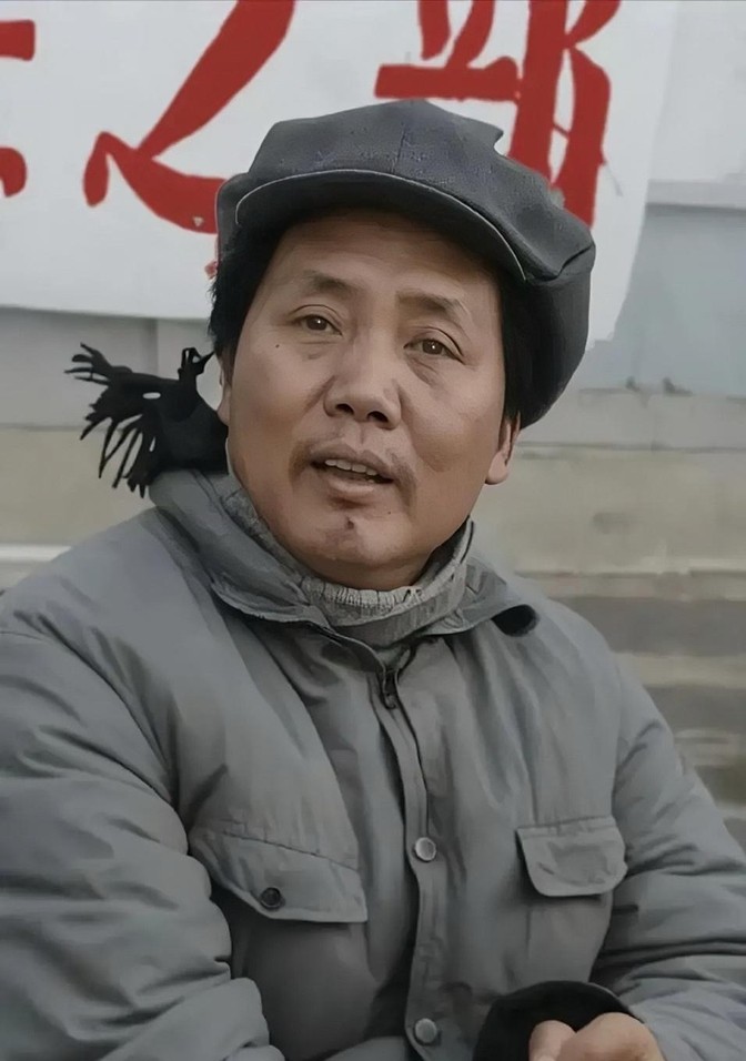 图中是毛泽东刚刚从延安撤出不久后所拍，照片拍摄时间是1947年，当时，毛泽东年5