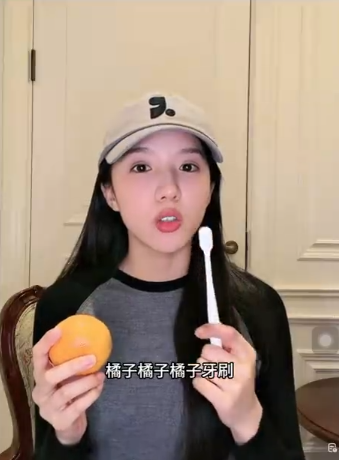 苏晓彤的脑回路，永远让人猜不到！直播玩个橘子牙刷游戏，规则明明喊“橘子”亲橘子，