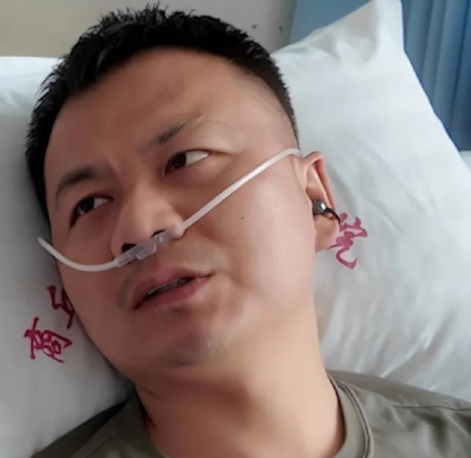 一跪别母，勇救五人。
中国军人张伟休假期间陪母亲跑步，遇群众落水奋不顾身连救五