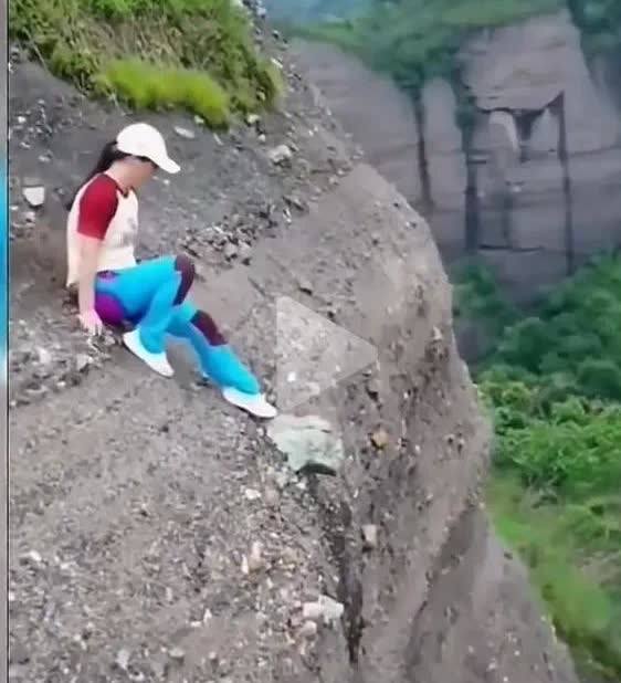 一名37岁女子，在非旅游区域擅自爬上悬崖石头拍照，结果跌落悬崖死亡！
人身可贵