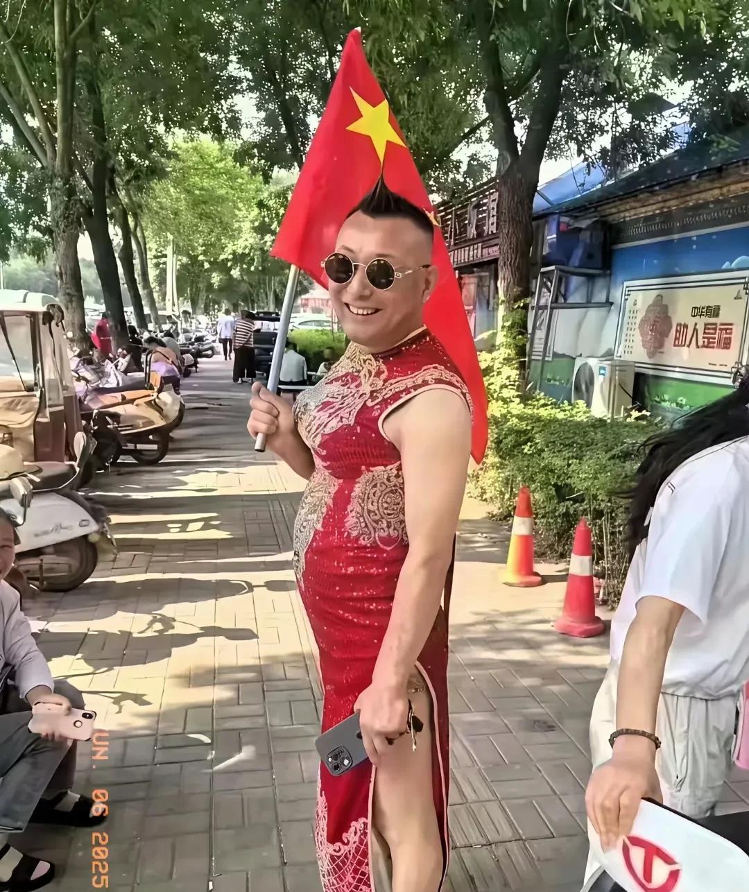 高考首日，一些奇葩的父母又开始博眼球了！
甜嘟爸爸认为，这已经和孩子们考试无关了
