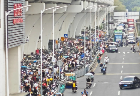 恕我直言，深圳街头可跟印度相提并论
到处是电鸡泛滥[流泪][流泪]
已经不是昨天