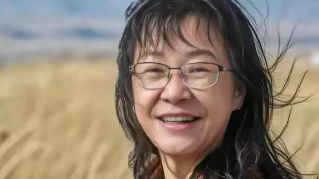 从被说“命不值800块“，到自掏15万离婚、把绝经写成诗，余秀华把一手烂牌打出了路