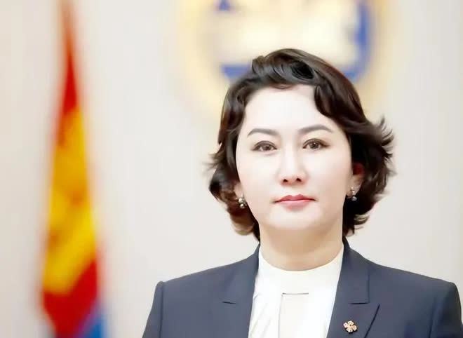 蒙古国现任外交部长，
巴特策策格，
被国际媒体称之为
蒙古国最美外交部长。
