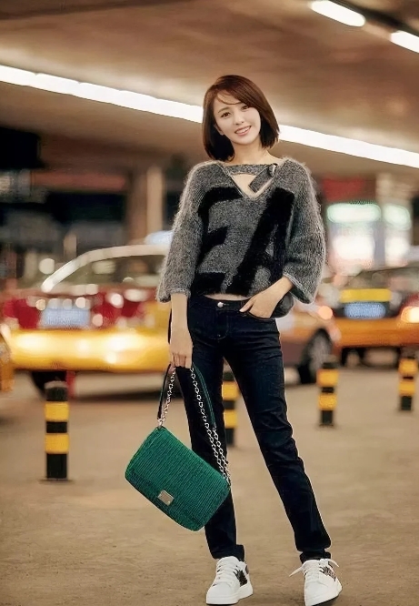 佟丽娅，164cm，繁华街头，笑语如花。