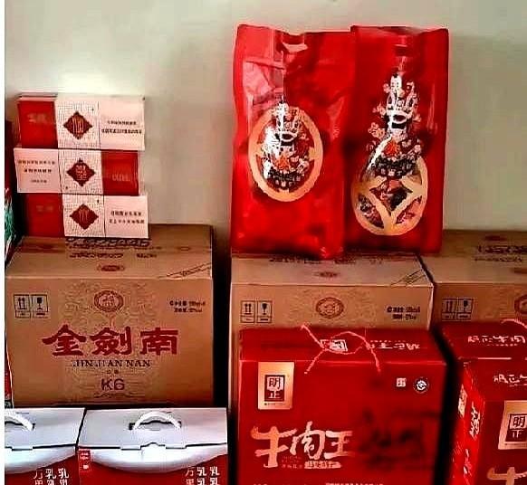 昨天侄女订婚，本以为开烟酒店的公婆会拿出些好酒撑场面。
谁能想到，送来的竟是6件