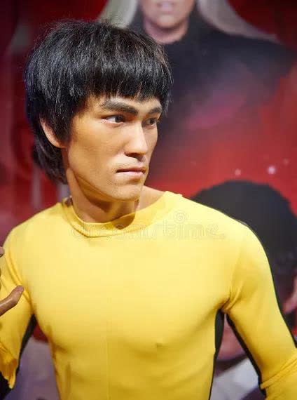 李小龙是一个极具影响力的人物。他在武术、电影等领域的贡献不可磨灭。那些诋毁他的人