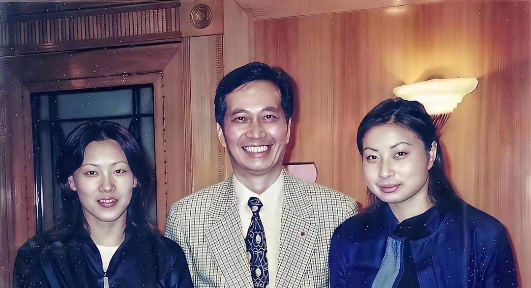 伏明霞和郭晶晶年轻时的合影，二位世界级跳水冠军，不分伯仲。从照片上二人一比较还是