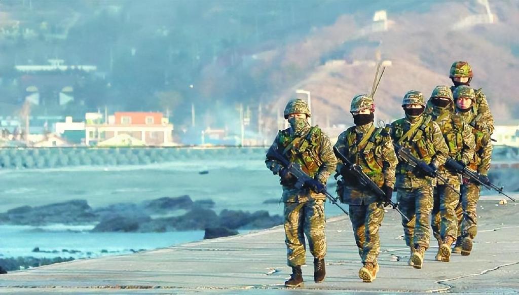 半岛局势升温之际，金正恩现身下水仪式，祭出大杀器，剑指美日韩