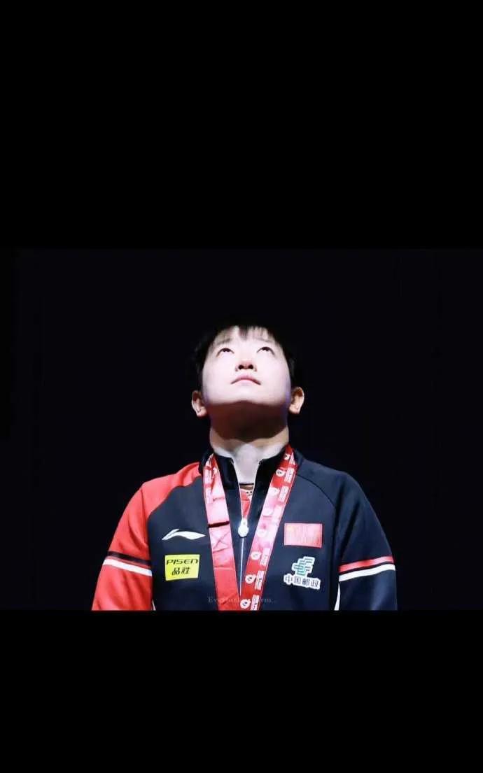 孙颖莎赛场夺冠，却情绪低落落泪。哭后她细心擦泪，尽显素养，还热情邀曼昱合照，真诚