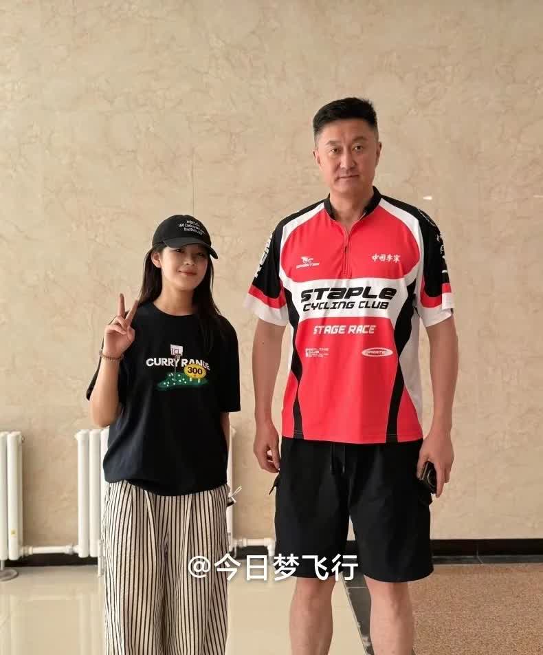 广东队主教练杜锋今日已飞抵新疆！

杜锋今天已经离开广东，下午五点几飞抵新疆