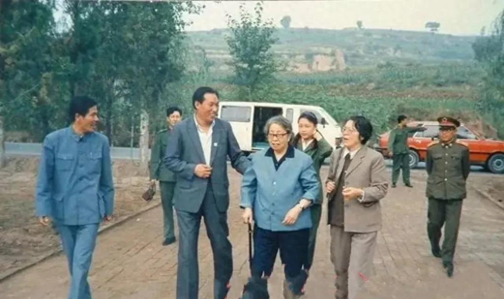 1982年，已经64岁的浦安修来到山西考察，重温和彭老总的峥嵘岁月
“这窑洞还认