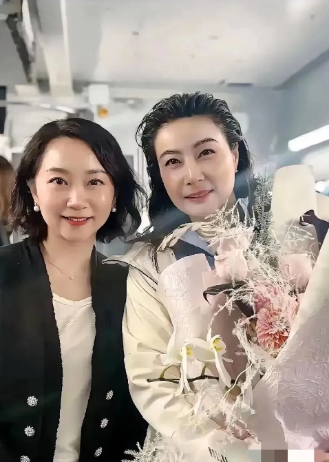 其实，跳水女皇郭晶晶才是其美无极呀！

画面中的郭晶晶气色盈和，清丽娟秀，娥眉婉