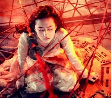 2010年，刘亦菲拍摄《倩女幽魂》的时候，有一场戏是刘亦菲要钻进缠满红线的笼子里