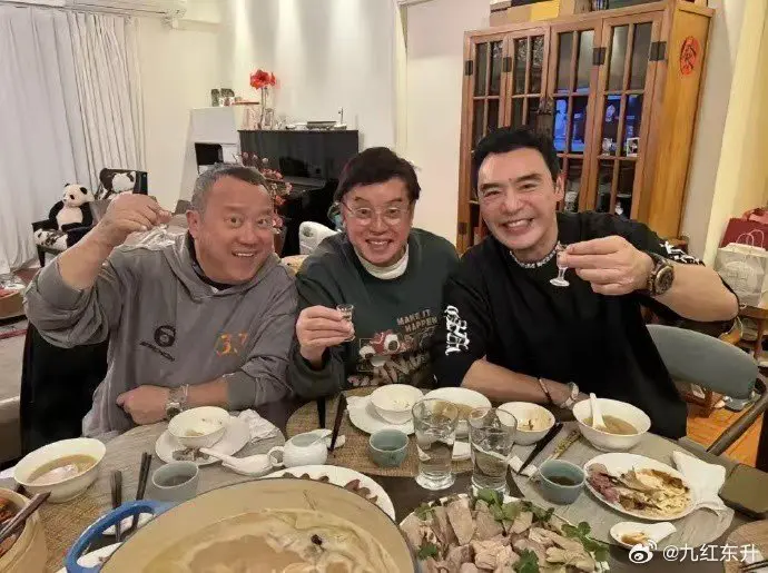 三个人老头走哪儿都有年纪很小的妹妹靠近 ​​​，嫌弃老人味？