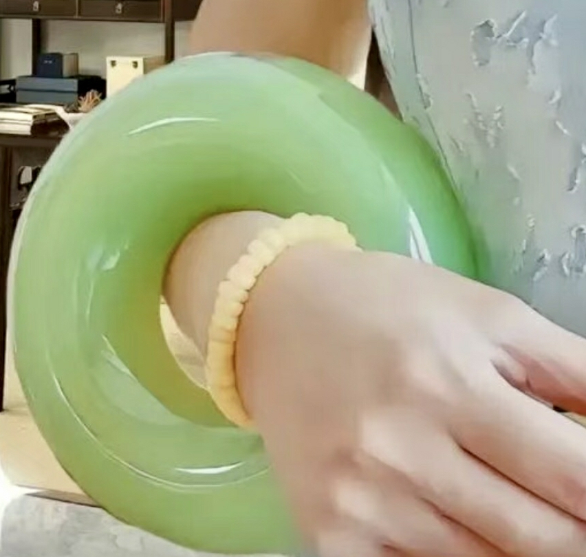 大家看看，这玉手镯真的假的？